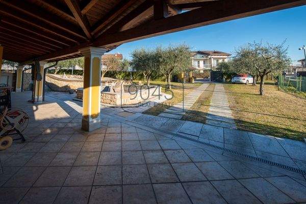 Exclusive Villa auf einer Anhöhe mit Seeblick und Pool in Costermano