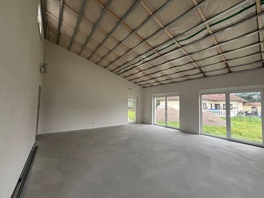 Blick ins Wohnzimmer von der Küche aus