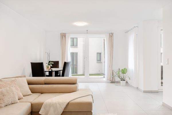 Offener Wohnbereich mit Essecke und Terrassenzugang