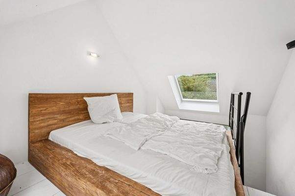 Schlafbereich unter dem Dachfenster