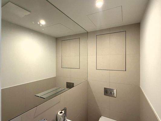 Gästetoilette mit großem Wandspiegel