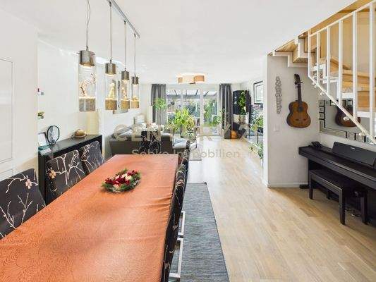 Esszimmer mit Blick zum Wohnzimmer