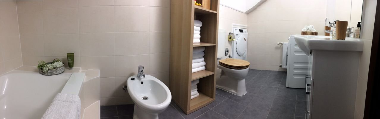 Badezimmer mit Wanne und Duschwand