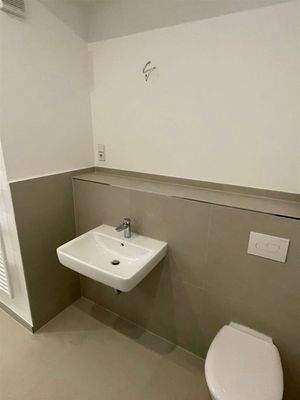 Waschtisch mit Ablagemöglichkeit