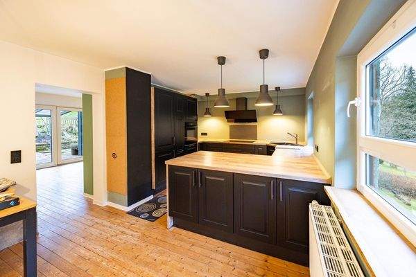 Küche mit moderner Einbauküche