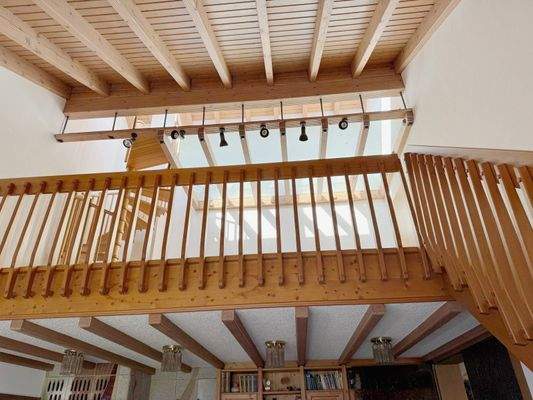 lichtdurchflutete Empore