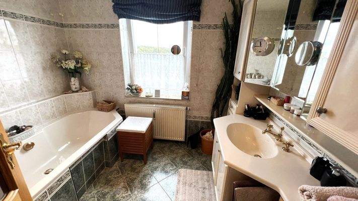 Masterbad mit Wanne und Waschbecken im 1.OG