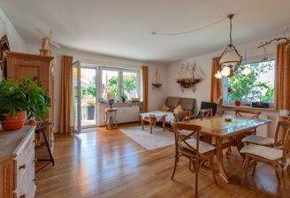 Wohnzimmer mit Balkonzugang