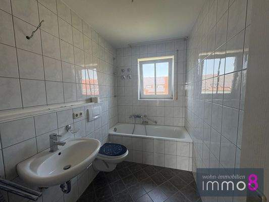 Badezimmer mit Badewanne 