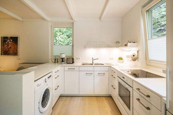 Helle Einbauküche mit Natursteinarbeitsplatte