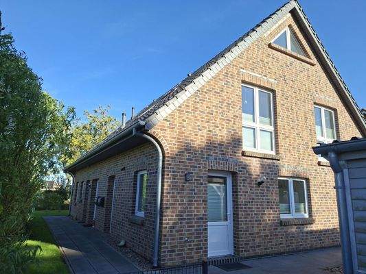 Hausansicht mit Eingangsbereich