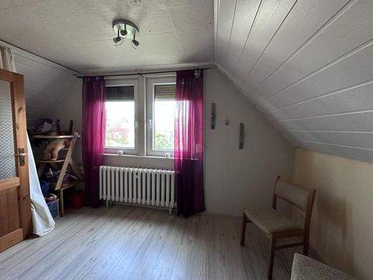 Schlafzimmer 2 Dachgeschoss (2)