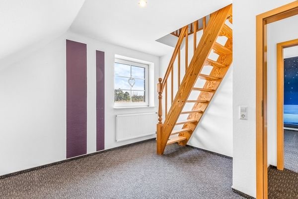 Zimmer mit Aufgang zum Spitzboden