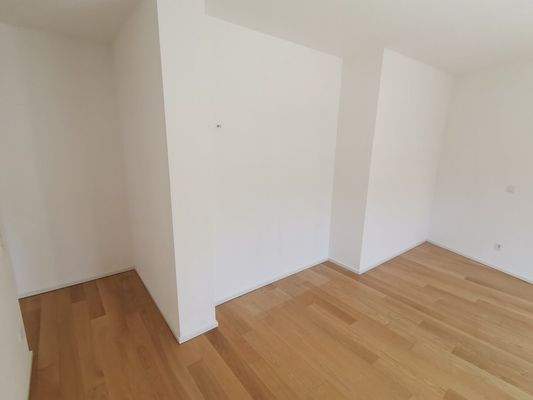 mit praktischer Nischen für Schränke und Regale