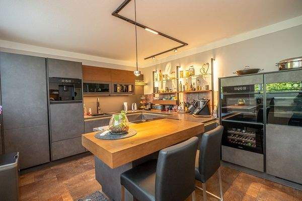 Innovative Küchentechnik gut in Szene gesetzt