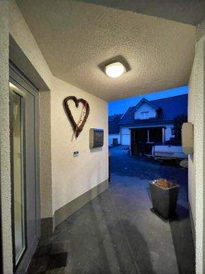 überdachter Eingangsbereich