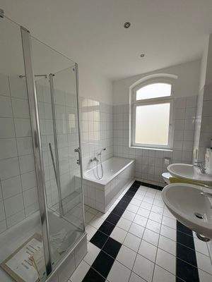 Bad 1 mit Wanne und Dusche