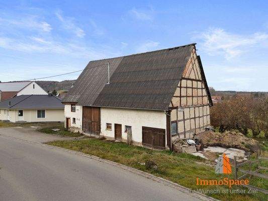Blick auf den Stadel und den angrenzenden Bungalow