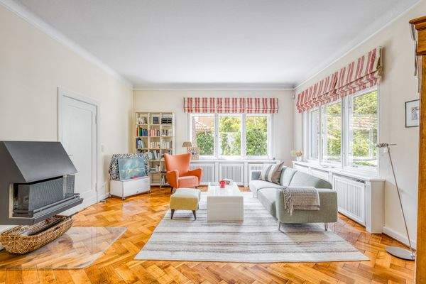 Wohnzimmer mit Kamin