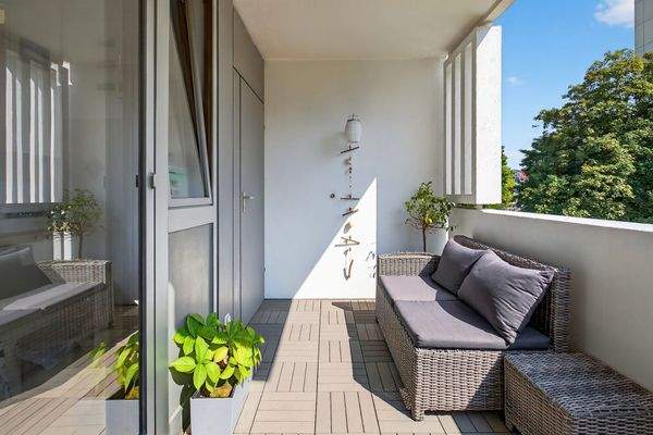 Balkon mit Abstellkammer