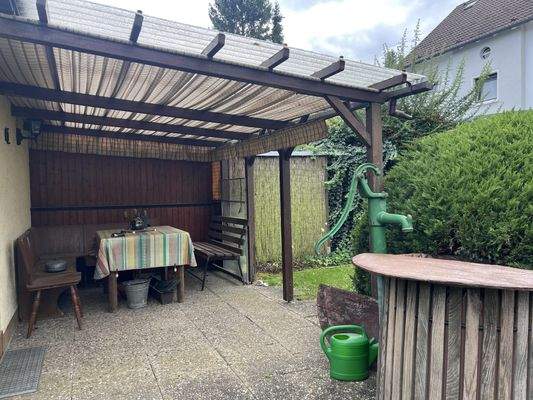 Sitzplatz vor der Gartenlaube