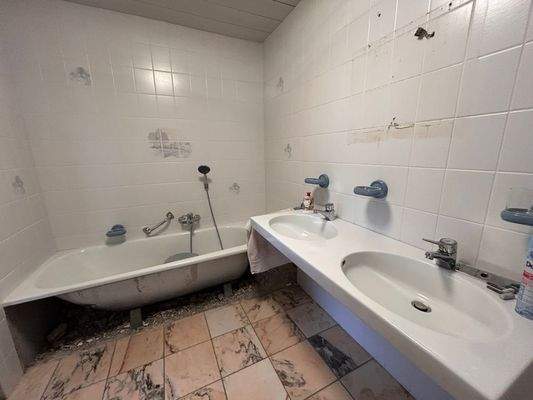 Bad (zum Umbau vorbereitet