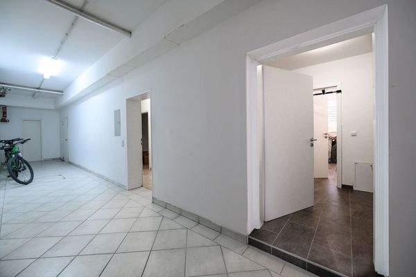 Gefliester Keller mit viel Stauraum