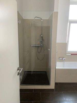 Bad mit Blick auf Dusche.jpg