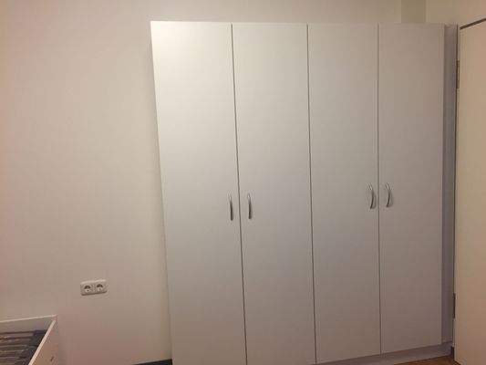 Weisser Kleiderschrank