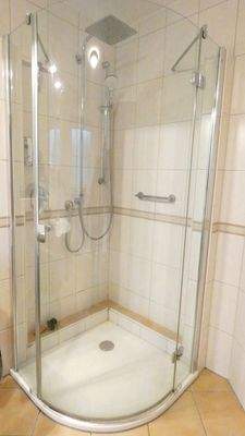 Dusche mit Regenbrause