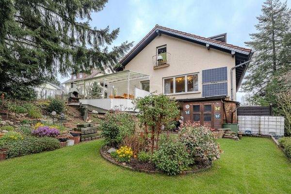 Blick vom Garten auf das Haus