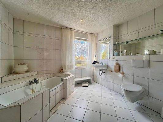 Tageslichtbadezimmer mit Eckbadewanne und Dusche