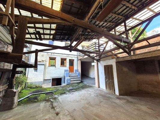 überdachte Hoffläche