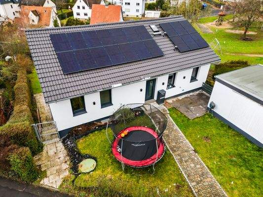 Ansicht mit Fotovoltaik-Anlage