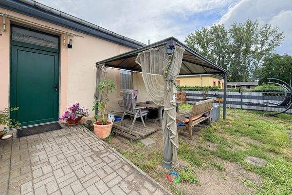 gepflasterter Weg zum Hauseingang