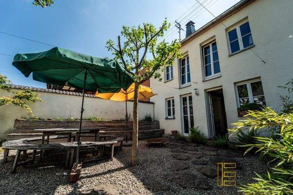 Rückseite mit angrenzender Terrasse