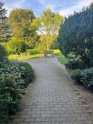 gepflegte, weitläufige Anlage Bild 3