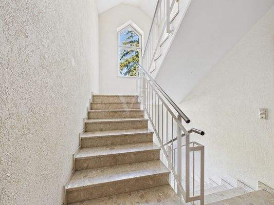 Blick in das gepflegte Treppenhaus