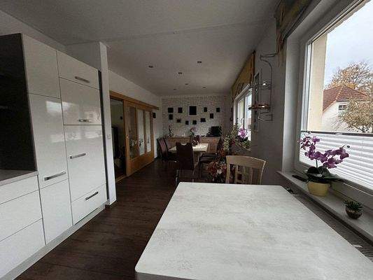 Küche mit Blick in den Essbereich
