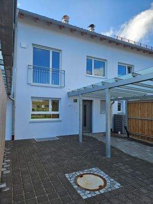 Nordseite mit Stellplätzen