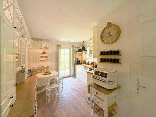 Küche mit Einbauküche