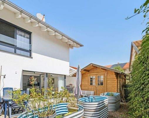 Terrasse mit Hochbeeten