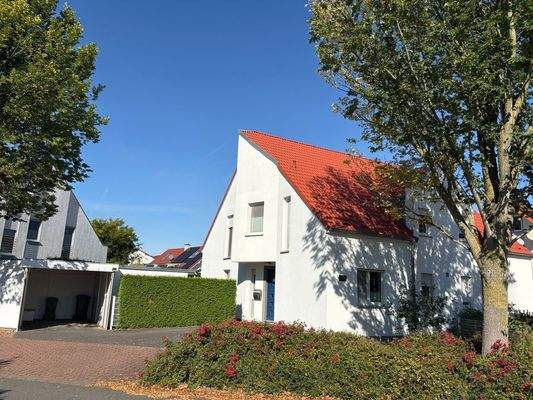 Frontansicht mit Carport.JPEG