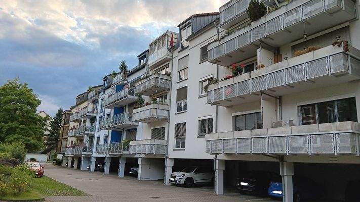 Hausansicht Rückseite+Stellplätze 