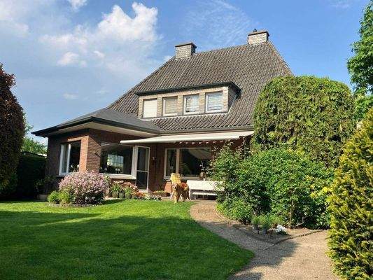 Hinteransicht mit Weg zum Haus