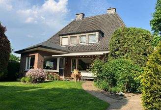 Hinteransicht mit Weg zum Haus