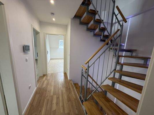 Treppenhaus und Flur 1.OG