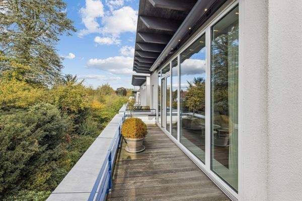 Sonnige Dachterrasse mit Blick ins Grüne