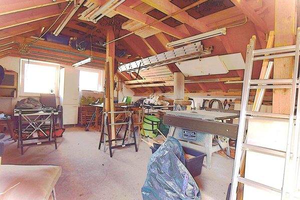 Werkstatt über den Garagen