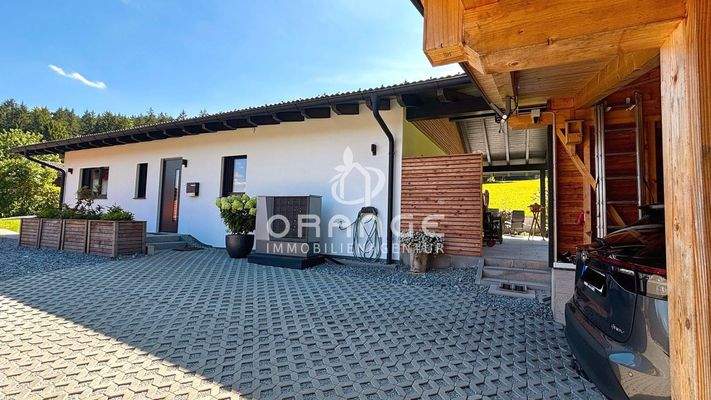 Front Ansicht mit Carport